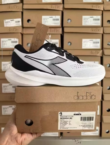 Sepatu Olahraga Diadora