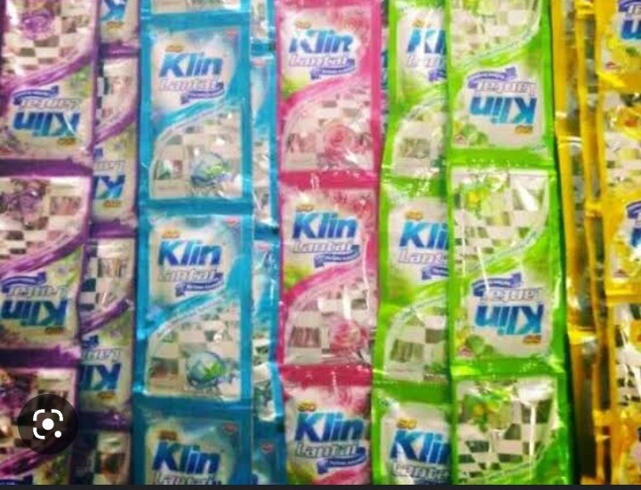 Soklin lantai isi 10 saset