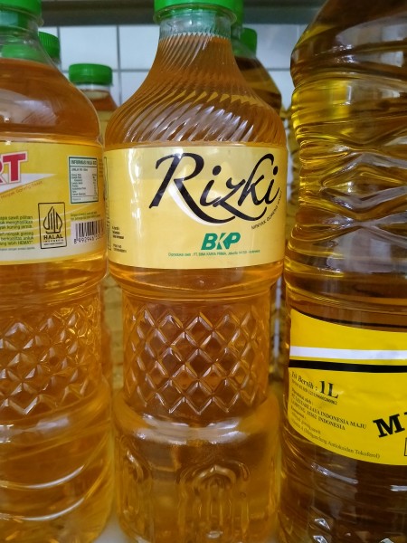 2 botol minyak rizky