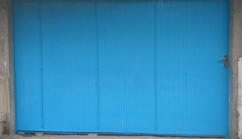 Pintu lipat galvanis